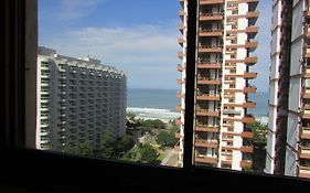 Lindo apto de 2 quartos e 2 banheiros sociais no Barramares com comércio próximo, piscina aquecida, quadras, parquinhos, brinquedoteca, empréstimo de cadeiras e barracas de praia, condomínio em frente à praia, apartamento limpíssimo, equipado, tudo n